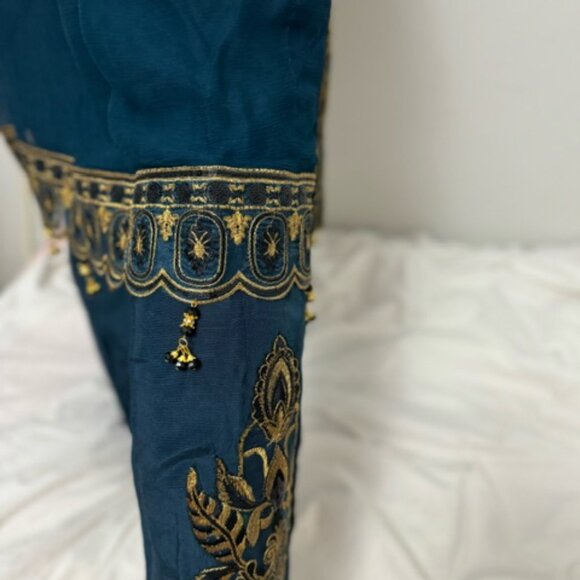 Chiffon Suit. - Picture 6 of 8